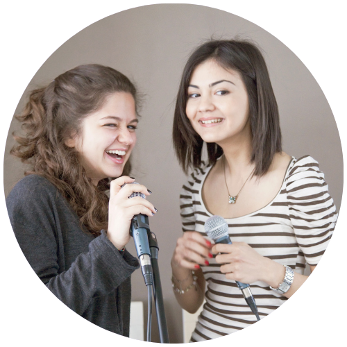 https://pikivoice.fr/wp-content/uploads/2026/07/Cours-de-chant-en-duo-Pikivoice-des-11-an-adolescents-Soeurs-amis-freres-1.png